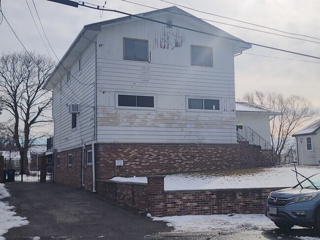 Building Photo - 64 Francis St