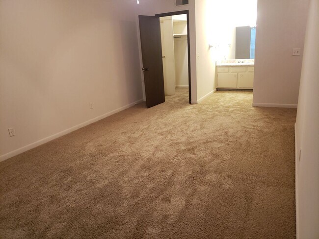 Building Photo - 1 Bedroom, 1.5 Bath Townhouse