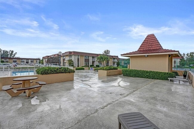 Building Photo - 5325 SW 77th Ct