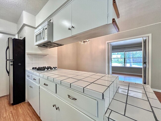 Building Photo - 3 Bed, 2 Bath Home – Fully Equipped & Move-In Ready!