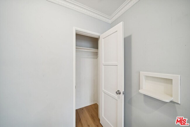 Building Photo - 1270 Havenhurst Dr