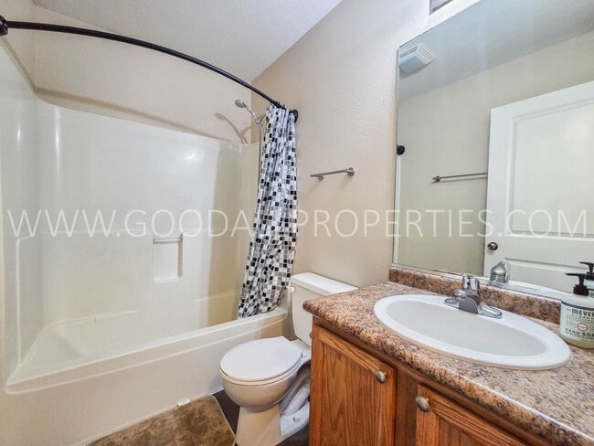 Building Photo - Beautiful 2BR Townhome in Ankeny – Great Location & Modern Features