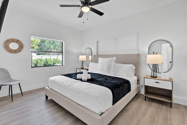 Building Photo - 704 NE 2nd St