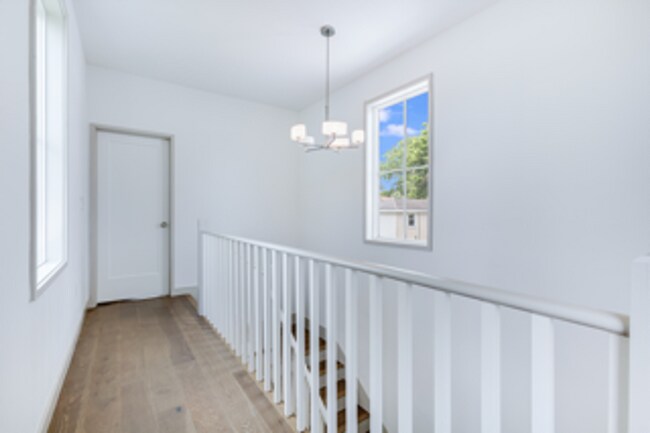 Building Photo - Modern Downtown Home!