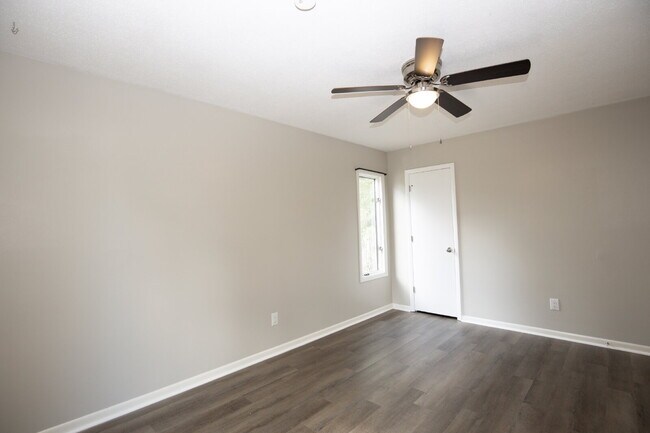 Building Photo - "Charming 3-Bedroom Retreat with Granite Touches and Cozy Fireplace on Winchester Rd!"