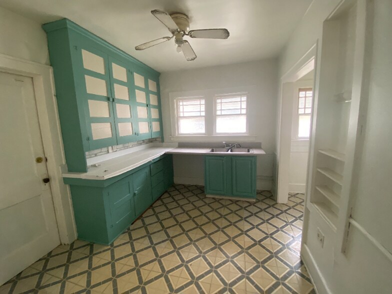 Building Photo - 3839 Hazelhurst Ave
