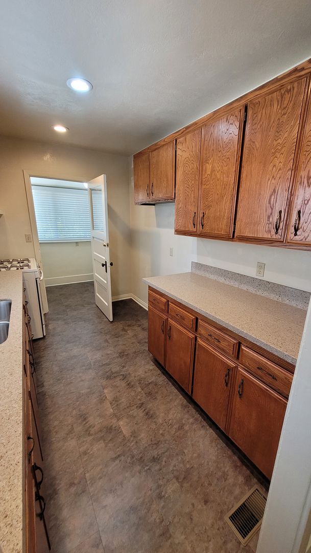 Building Photo - Coming Soon! 1 Bed 1 Bath Charming Craftsman Cottage