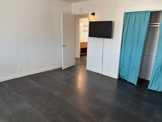 Building Photo - 3 Bedroom 1.5 Bath Modern Farmhouse near J...