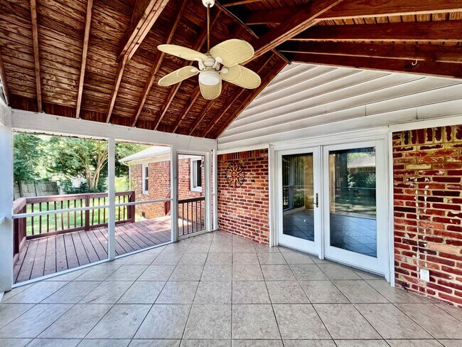 Building Photo - Brick ranch on half acre lot in Virginia B...