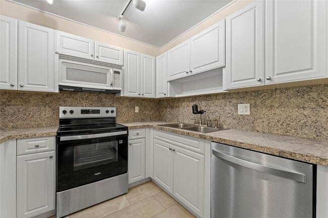 Building Photo - 817 SE 12th Ct