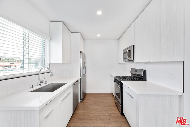 Building Photo - 1117 S Bronson Ave