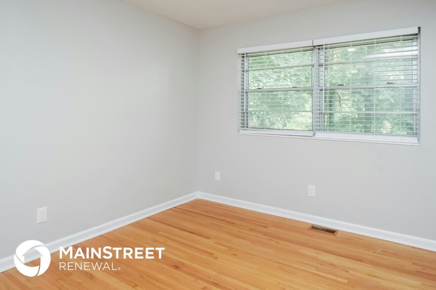 Building Photo - 2025 Rockwood Ln