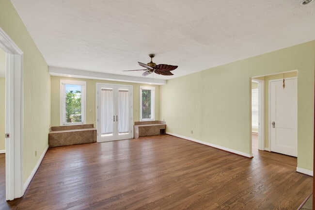Building Photo - 817 N Palmway