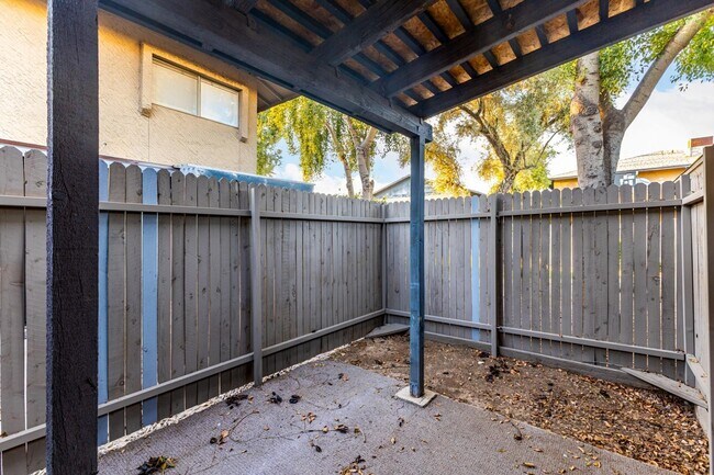 Building Photo - 286 W Palomino Dr