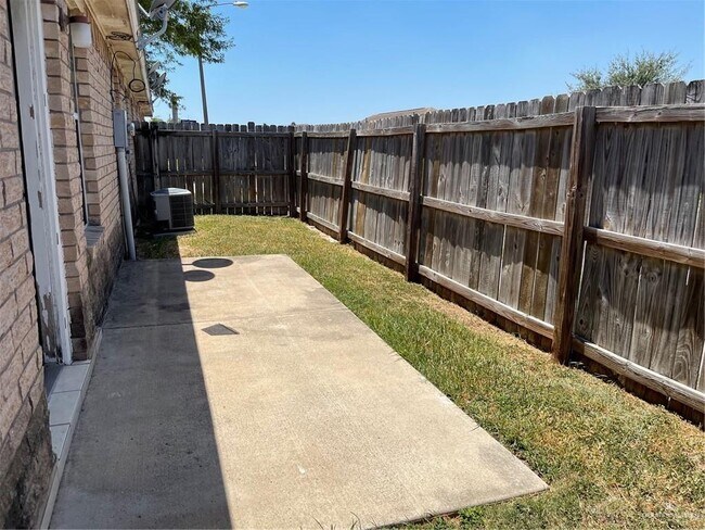 Building Photo - 12 South Dr