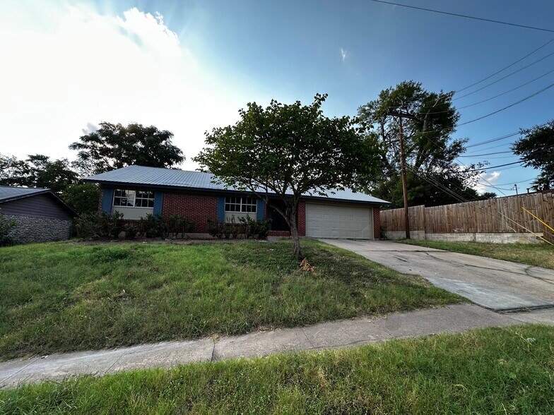 Primary Photo - 2404 Parker Ln