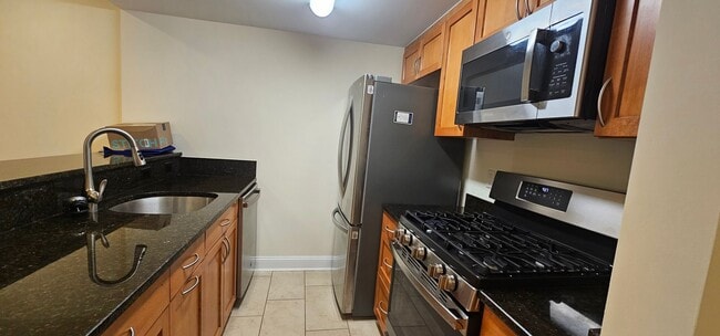 Building Photo - 2-bed, 1.5 Bath Brookline Townhouse