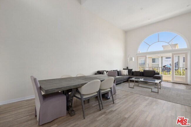 Building Photo - 435 Arnaz Dr