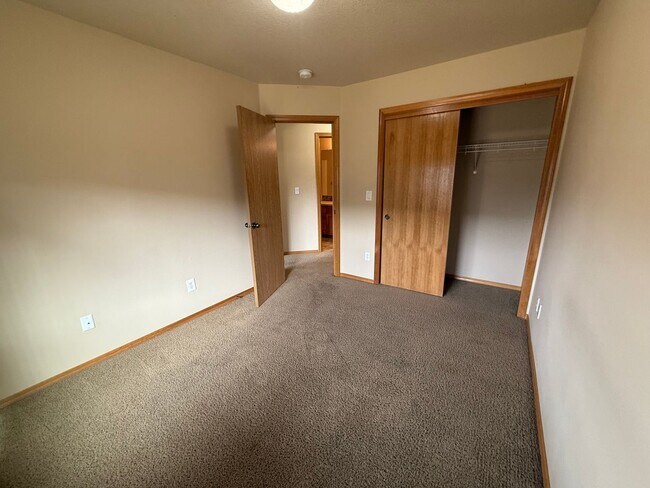 Building Photo - 3 Bed/2.5 Bath Townhome in NE Bend - Mountain Views!