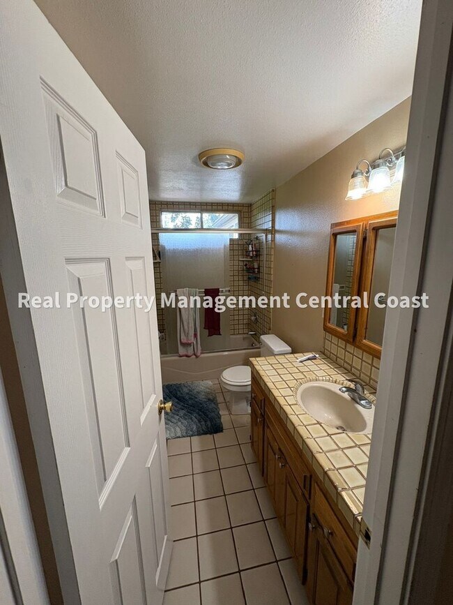 Building Photo - 324 Cuesta Dr