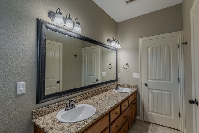 Building Photo - 4 BR Farmington Home!