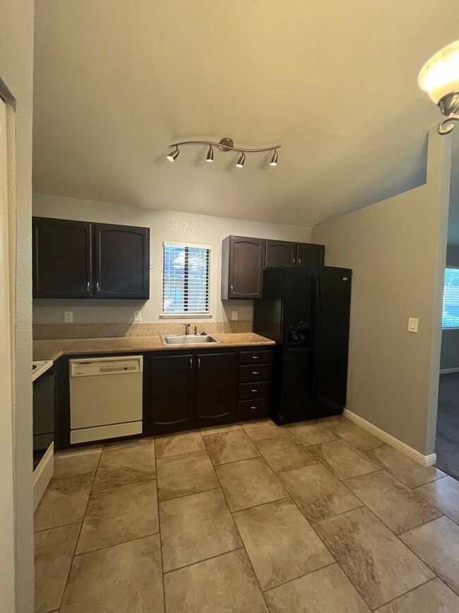 Building Photo - Rare 2 Bedroom/1.5 Bathroom Condo for Rent...