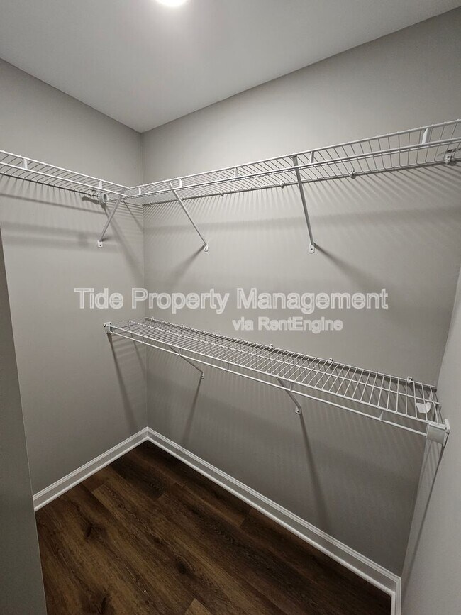 Building Photo - 5821 Robinhood Dr
