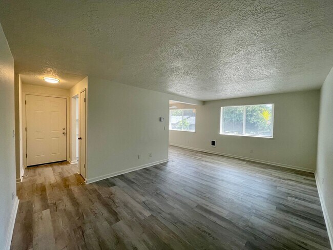 Building Photo - Spacious 2 Bed 1.5 Bath Apartment in Gresham - Newly Renovated w/ Washer & Dryer!