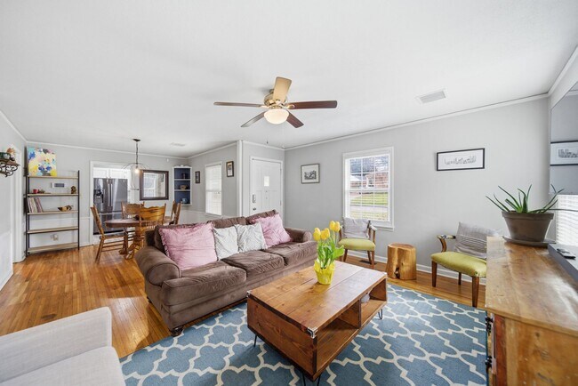 Building Photo - Charming Midtown bungalow just minutes from downtown!