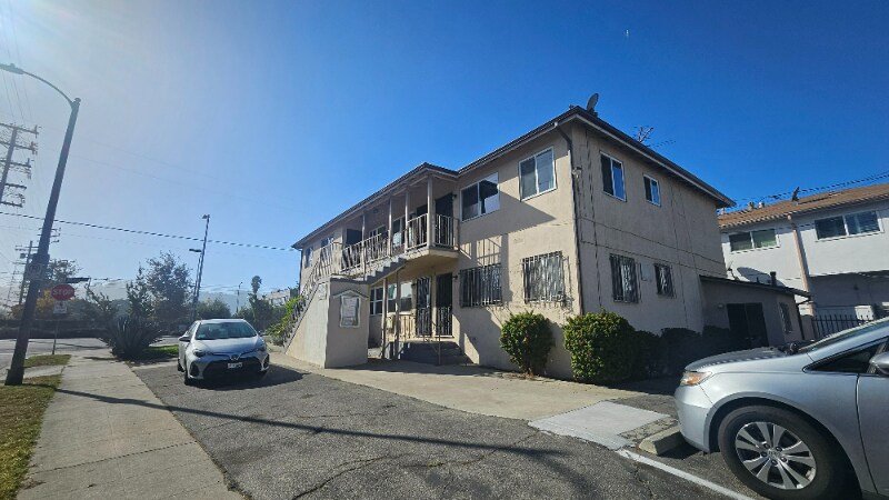 Building Photo - 3021 Carmona Ave