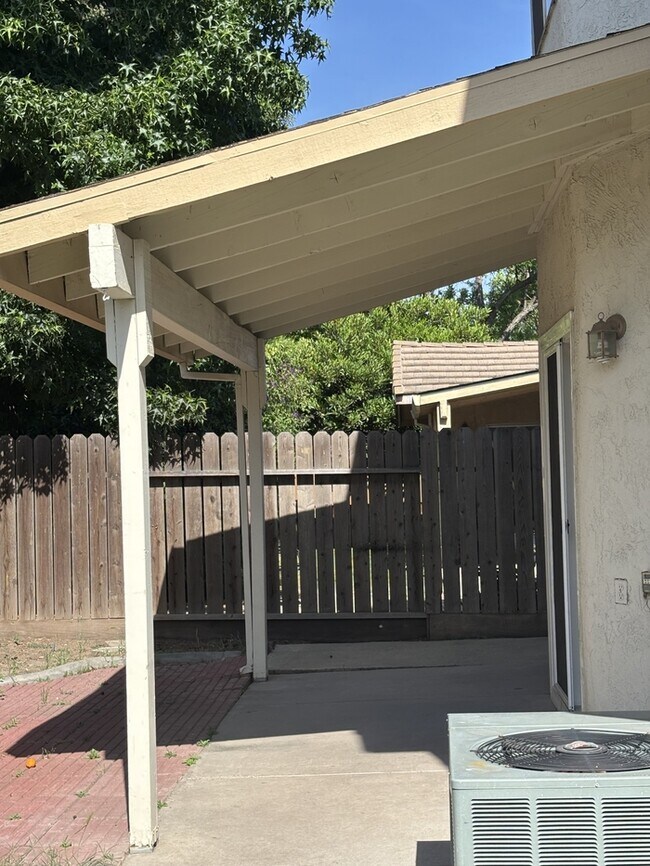 Building Photo - Modesto 4 Bedroom 2.5 Bathroom Home