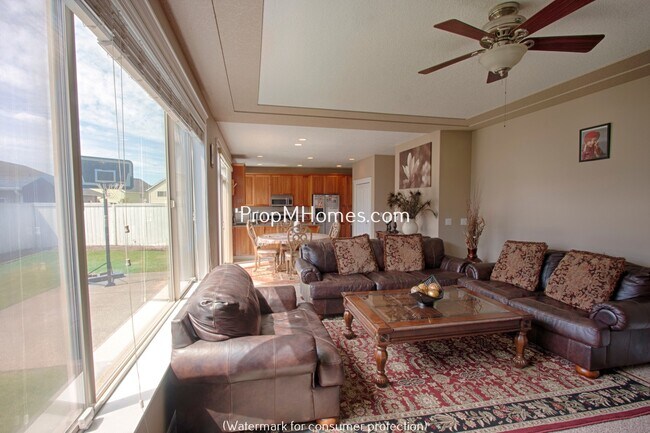 Building Photo - Beautiful Five Bedroom Craftsman Style Home in Molalla!