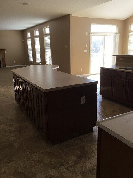 Building Photo - 5573 Woodmansee Way