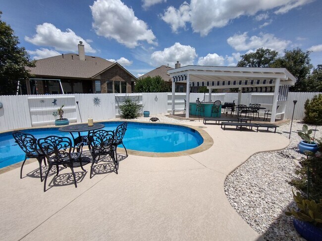 Building Photo - Beautiful 4 bedroom with a pool!!!