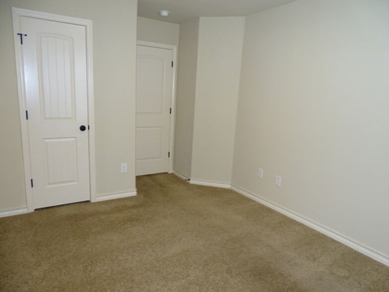 Building Photo - 7054 Lakeview Dr