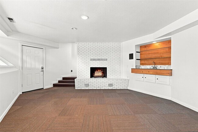 Building Photo - Remodeled Mid-Century 3-Bedroom, 2.5-Bath Home in a Highly Desirable Boise Neighborhood