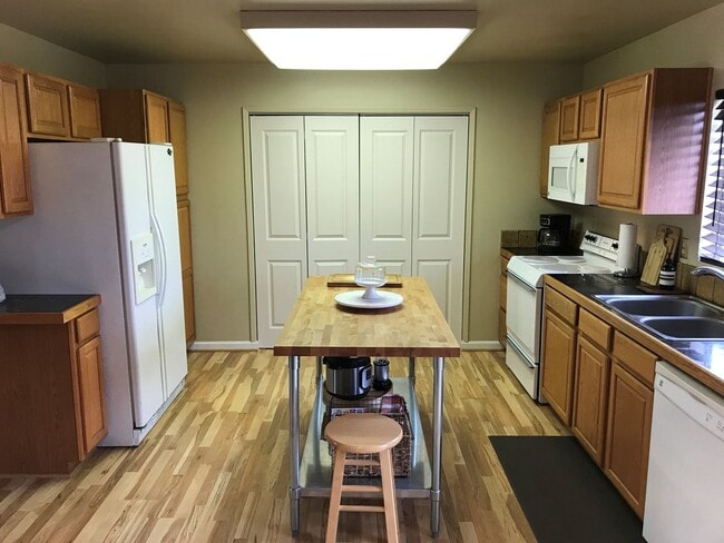 Building Photo - 3-bedroom 2 bath Home with Central AC - Fully Furnished