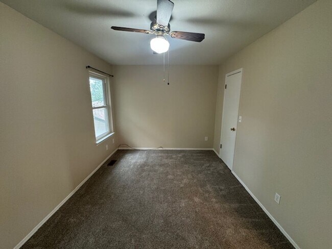 Building Photo - 4-Bedroom Home with 2-Car Garage close to ...