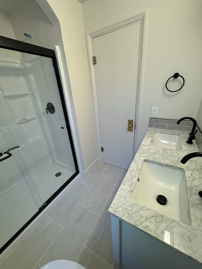 Building Photo - 978 E 5th Ave