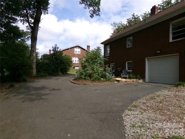 Building Photo - 1631 Maple Ave