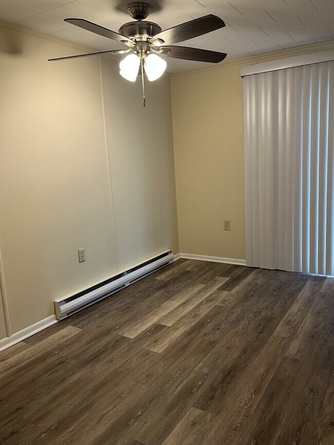 Building Photo - 611 Lincoln Way W