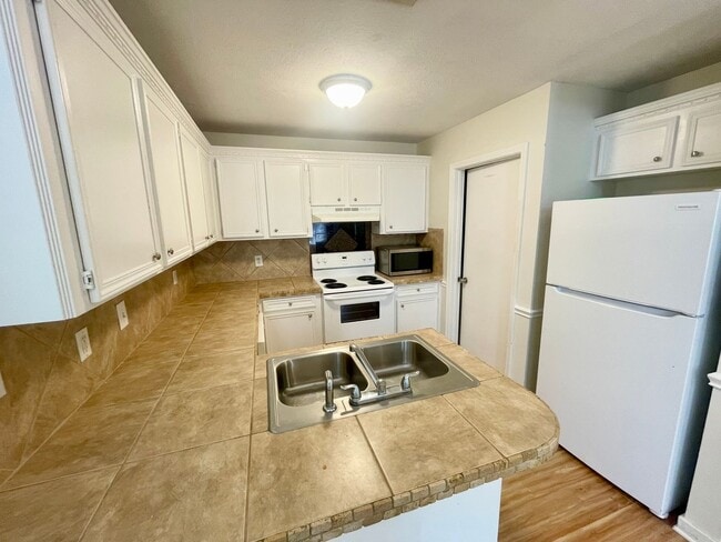 Building Photo - 3/2 For Rent in Madison! *MOVE IN SPECIAL*