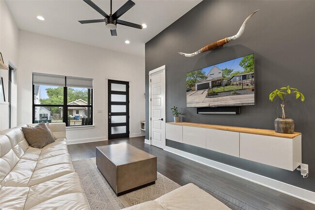 Building Photo - 2917 E 13th St