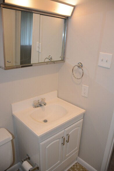 Building Photo - 217 Victor Pkwy Unit F