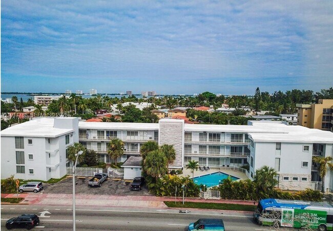 Building Photo - 2101 Normandy Dr