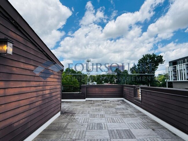 Building Photo - Beautiful  3-Bed / 3.5-Bath End-Unit Townhome with Rooftop Patio, Skyline Views & Climate-Control...