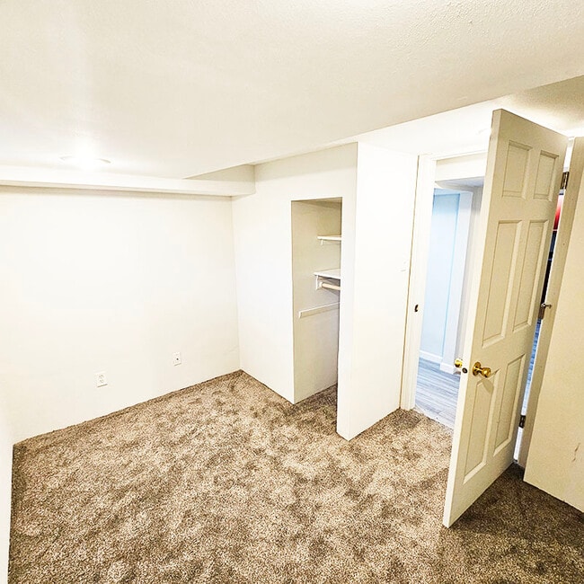 Building Photo - 655 S 7th Ave