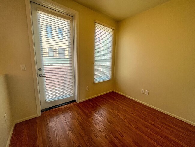 Building Photo - 3 Story townhome