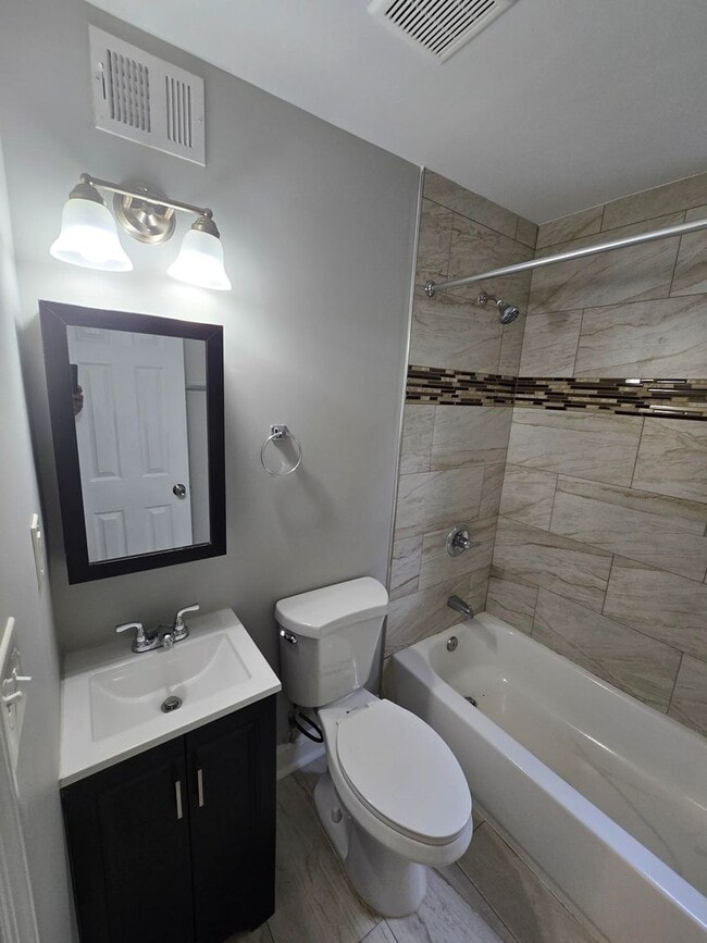 Building Photo - Beautiful 1 Bedroom w/ Den town home located in Dundalk.