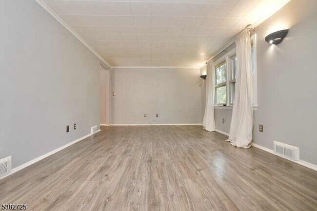 Building Photo - 25 Glenview Dr